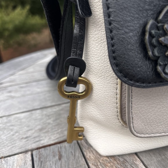 Fossil Crossbody Bag Leather Black Cream Floral Appliqué Key Charm Shoulder Bag - Picture 9 of 13